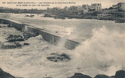 Carte postale ancienne Les Chalets de la Côte Saint-Michel et la Jetée un jour de tempête — Batz-sur-Mer (Loire-Atlantique)