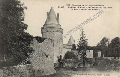 Carte postale ancienne Château de Blain - Les Douves et les Tours du Pont Levis et des Prisons — Blain (Loire-Atlantique)