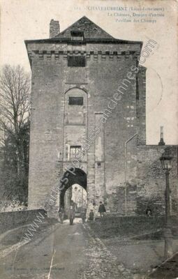 Carte postale ancienne Le Château, Donjon d'entrée / Pavillon des Champs — Châteaubriant (Loire-Atlantique)