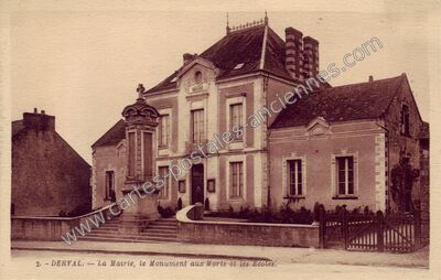 Carte postale ancienne La Mairie, le Monument aux Morts et les Ecoles — Derval (Loire-Atlantique)