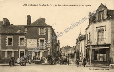 Carte postale ancienne La Rue de Redon et l'Hôtel des Voyageurs — Guémené-Penfao (Loire-Atlantique)