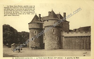 Carte postale ancienne La Porte Saint-Michel (XVe siècle) - A gauche, le Mail — Guérande (Loire-Atlantique)
