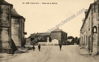 Carte postale ancienne Place de la Mairie — Issé (Loire-Atlantique)