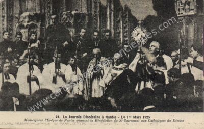 Carte postale ancienne La Journée Diocésaine - Monseigneur l'Evêque donnant la Bénédiction du St-Sacrement aux… — Nantes (Loire-Atlantique)