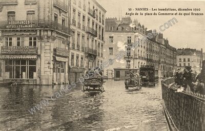 Carte postale ancienne Les inondations, décembre 1910 Angle de la place du Commerce et du quai Brancas — Nantes (Loire-Atlantique)