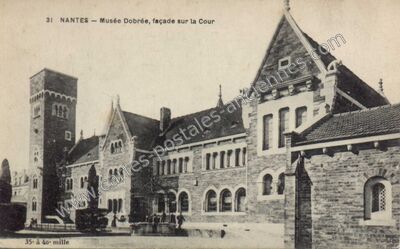 Carte postale ancienne Musée Dobrée, façade sur la Cour — Nantes (Loire-Atlantique)