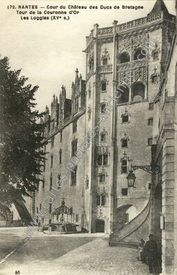Carte postale ancienne Cour du Château des Ducs de Bretagne / Tour de la Couronne d'Or / Les Logglas (XVe s.) — Nantes (Loire-Atlantique)
