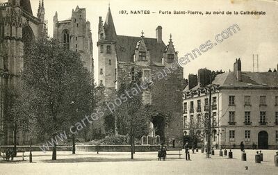 Carte postale ancienne Porte Saint-Pierre, au nord de la Cathédrale — Nantes (Loire-Atlantique)