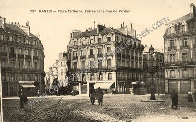 Carte postale ancienne Place St-Pierre, Entrée de la Rue de Verdun — Nantes (Loire-Atlantique)