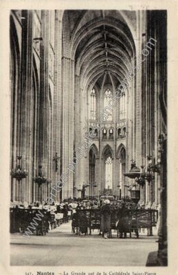 Carte postale ancienne La Grande nef de la Cathédrale Saint-Pierre — Nantes (Loire-Atlantique)