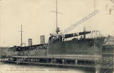 Carte postale ancienne Contre-torpilleur en reparation sur le slip-way de Chantenay — Nantes (Loire-Atlantique)