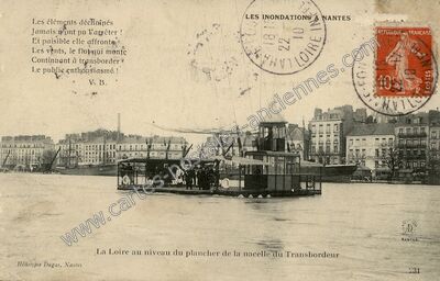 Carte postale ancienne La Loire au niveau du plancher de la nacelle du Transbordeur — Nantes (Loire-Atlantique)