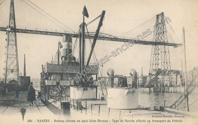 Carte postale ancienne Bateau-citerne au quai Léon-Bareau - Type de Navire affecté au transport du Pétrole — Nantes (Loire-Atlantique)