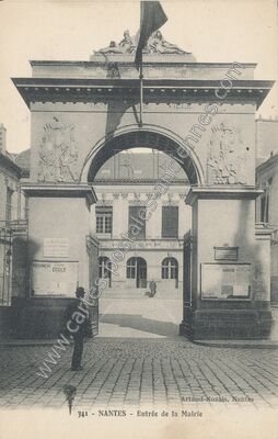 Carte postale ancienne Entrée de la Mairie — Nantes (Loire-Atlantique)