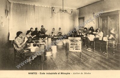 Carte postale ancienne Ecole Industrielle et Ménagère - Atelier de Modes — Nantes (Loire-Atlantique)