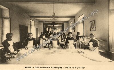 Carte postale ancienne Ecole Industrielle et Ménagère - Atelier de Repassage — Nantes (Loire-Atlantique)