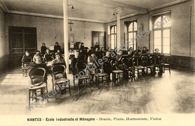 Carte postale ancienne Ecole Industrielle et Ménagère - Dessin, Piano, Harmonium, Violon — Nantes (Loire-Atlantique)