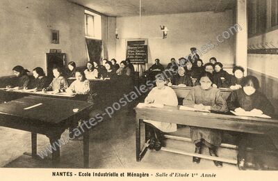 Carte postale ancienne Ecole Industrielle et Ménagère - Salle d'Etude 1re Année — Nantes (Loire-Atlantique)