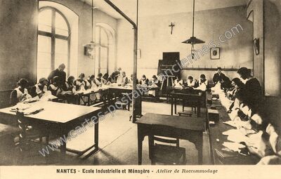Carte postale ancienne Ecole Industrielle et Ménagère - Atelier de Raccommodage — Nantes (Loire-Atlantique)