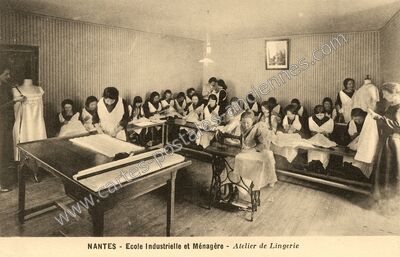 Carte postale ancienne Ecole Industrielle et Ménagère - Atelier de Lingerie — Nantes (Loire-Atlantique)