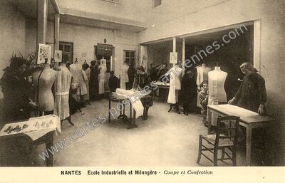 Carte postale ancienne École Industrielle et Ménagère - Coupe et Confection — Nantes (Loire-Atlantique)
