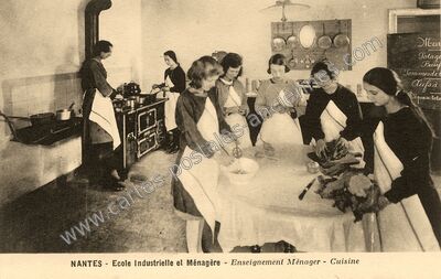 Carte postale ancienne Ecole Industrielle et Ménagère - Enseignement Ménager - Cuisine — Nantes (Loire-Atlantique)