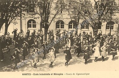 Carte postale ancienne Ecole Industrielle et Ménagère - Cours de Gymnastique — Nantes (Loire-Atlantique)