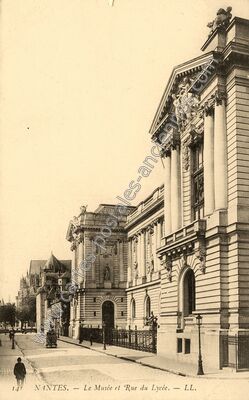 Carte postale ancienne Le Musée et 'Rue du Lycée — Nantes (Loire-Atlantique)
