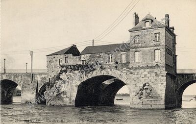 Carte postale ancienne Vieilles Maisons sur le Pont Pirmil — Nantes (Loire-Atlantique)