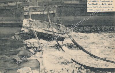 Carte postale ancienne Écroulement du Pont Maudit — Nantes (Loire-Atlantique)