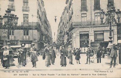 Carte postale ancienne Sur la Place Royale "Le Club du Haricot" devant la Rue Crébillon — Nantes (Loire-Atlantique)