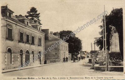 Carte postale ancienne La Rue de la Paix, à droite le Monument aux Morts de la Guerre 1914-1918 — Nort-sur-Erdre (Loire-Atlantique)