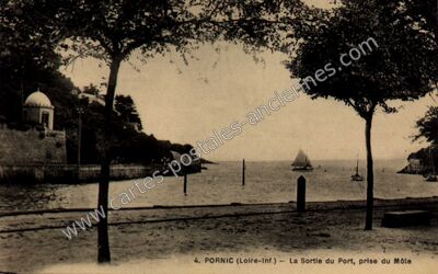 Carte postale ancienne La Sortie du Port, prise du Môle — Pornic (Loire-Atlantique)