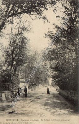 Carte postale ancienne L'avenue principale. - Le facteur distribuant le courrier — Pornichet (Loire-Atlantique)