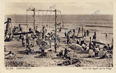 Carte postale ancienne Jeux aux Agrès sur la Plage — Pornichet (Loire-Atlantique)