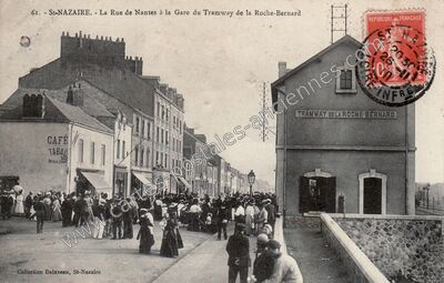Carte postale ancienne La Rue de Nantes à la Gare du Tramway de la Roche-Bernard — Saint-Nazaire (Loire-Atlantique)