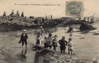 Carte postale ancienne Les Gamins se baignant sur la Côte — Saint-Nazaire (Loire-Atlantique)