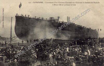 Carte postale ancienne Lancement d'un Croiseur-Cuirassé aux Chantiers et Ateliers de Penhoët L'Ernest-Renan… — Saint-Nazaire (Loire-Atlantique)