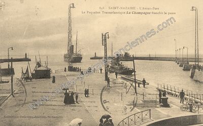 Carte postale ancienne Le Paquebot Transatlantique La Champagne franchit la passe — Saint-Nazaire (Loire-Atlantique)