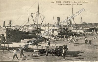 Carte postale ancienne Le Quai Ville-Halluard - Déchargement d'un Bateau de bois — Saint-Nazaire (Loire-Atlantique)