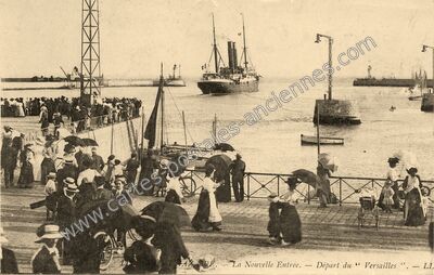 Carte postale ancienne La Nouvelle Entrée. — Départ du “ Versailles ” — Saint-Nazaire (Loire-Atlantique)