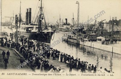 Carte postale ancienne Transatlantique dans l'Ecluse. — Le Départ. — Transatlantic in the lock — Saint-Nazaire (Loire-Atlantique)