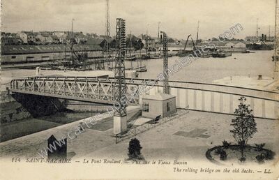 Carte postale ancienne Le Pont Roulant. Vue sur le Vieux Bassin — Saint-Nazaire (Loire-Atlantique)