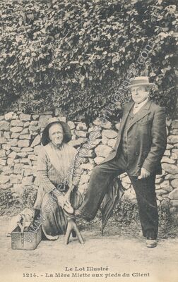 Carte postale ancienne La Mère Miette aux pieds du Client — Alvignac (Lot)