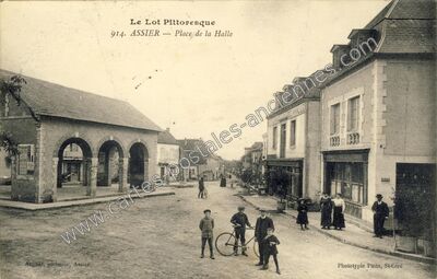 Carte postale ancienne Place de la Halle — Assier (Lot)