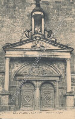 Carte postale ancienne Église, XVI° siècle. — Portail de l'Église — Assier (Lot)