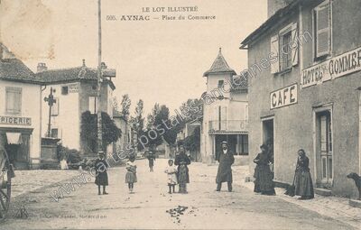 Carte postale ancienne Place du Commerce — Aynac (Lot)