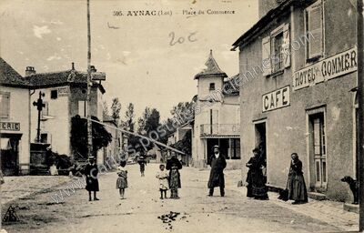 Carte postale ancienne Place du Commerce — Aynac (Lot)