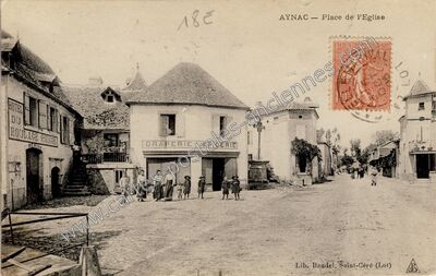 Carte postale ancienne Place de l'Eglise — Aynac (Lot)