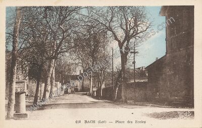Carte postale ancienne Place des Ecoles — Bach (Lot)